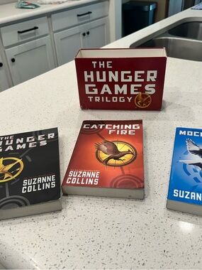 The Hunger Games Trilogy Box Set - Red/Black/Blue Covers